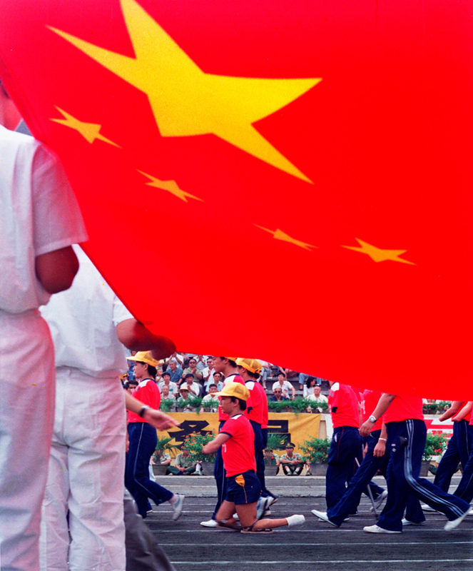 第16届国展入选展出(1990年)在共和国的旗帜下-成贵民摄-_副本.jpg