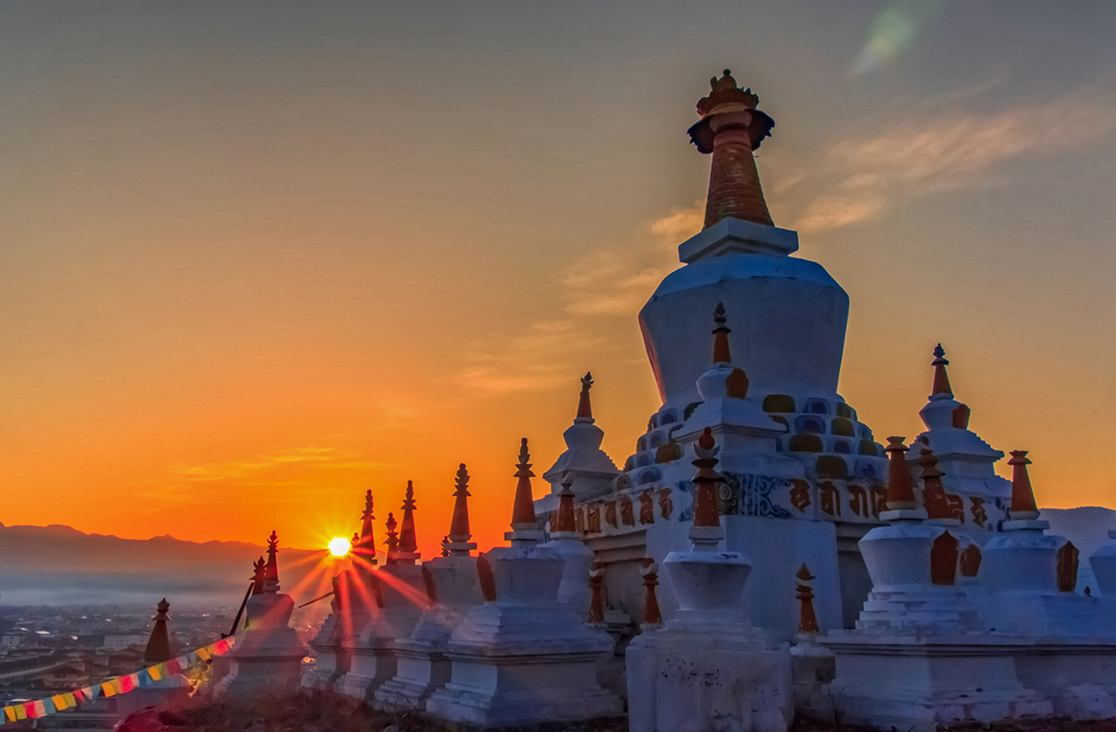 佛塔朝晖-云南省香格里拉中甸白塔寺.jpg