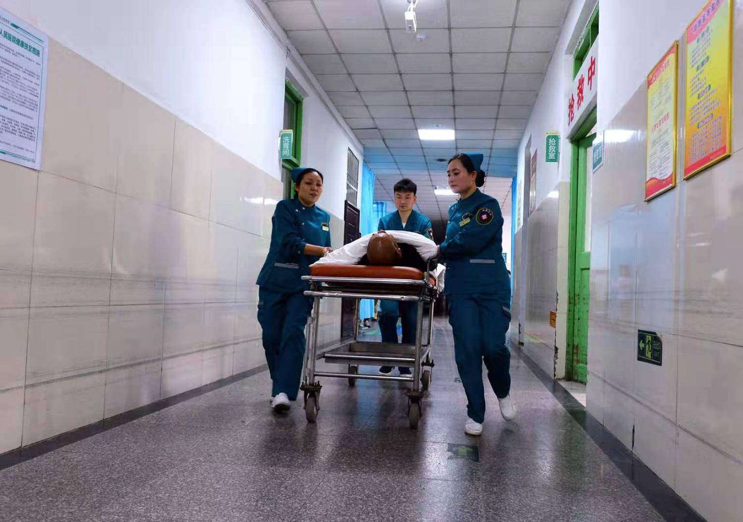 作品：《时间就是生命》2018.4.于河南省周口市郸城县人民医 &nbsp;作者：柴元红.马卫国点评：作者能抓住这一瞬间，表现初医护人员快速将病人推到急救室的动态本身就不错，右面墙上的宣传牌属于多余，去.png