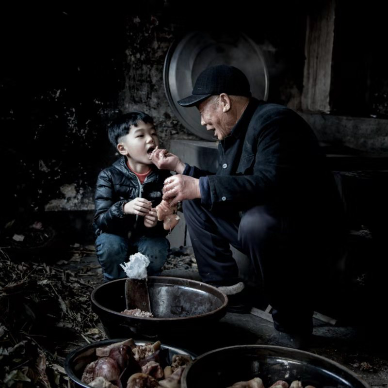 《年味》2017.02摄于临朐杨善，摄影 &nbsp;陈永政.马卫国点评：过年了，爷爷做了一锅好吃的，先给小孙子尝一尝，一片深情包含在这浓浓的年味里。整个作品基调很好，感觉环境太杂乱，剪裁一下也不妨碍交.png
